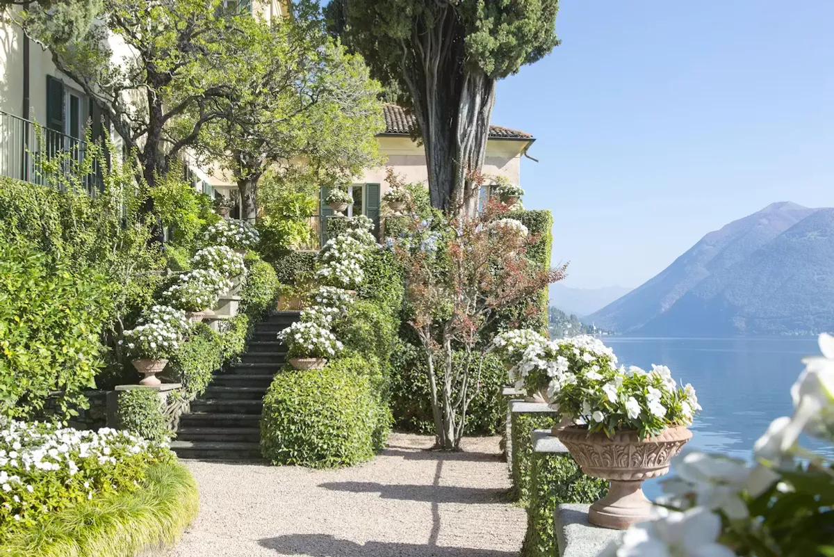 Aperitivo con vista lago alla Villa Fogazzaro Roi